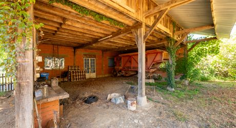 SECTEUR GOURDON - Dans un enclos de 990 m², Maison en état de gros oeuvre achevé, grange en pierre et hangar 