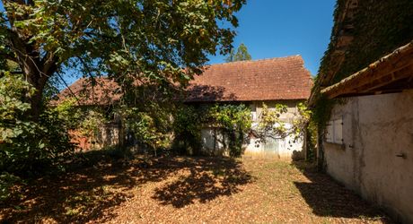 SECTEUR GOURDON - Dans un enclos de 990 m², Maison en état de gros oeuvre achevé, grange en pierre et hangar 