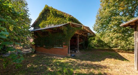 SECTEUR GOURDON - Dans un enclos de 990 m², Maison en état de gros oeuvre achevé, grange en pierre et hangar 