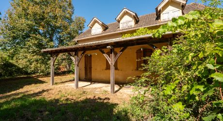 SECTEUR GOURDON - Dans un enclos de 990 m², Maison en état de gros oeuvre achevé, grange en pierre et hangar 