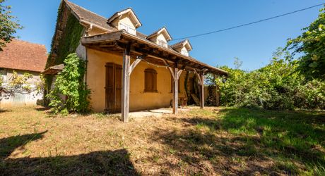 SECTEUR GOURDON - Dans un enclos de 990 m², Maison en état de gros oeuvre achevé, grange en pierre et hangar 