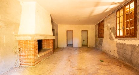 SECTEUR GOURDON - Dans un enclos de 990 m², Maison en état de gros oeuvre achevé, grange en pierre et hangar 