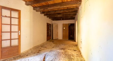 SECTEUR GOURDON - Dans un enclos de 990 m², Maison en état de gros oeuvre achevé, grange en pierre et hangar 