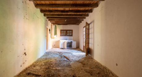 SECTEUR GOURDON - Dans un enclos de 990 m², Maison en état de gros oeuvre achevé, grange en pierre et hangar 