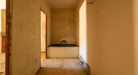 SECTEUR GOURDON - Dans un enclos de 990 m², Maison en état de gros oeuvre achevé, grange en pierre et hangar 