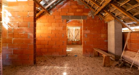 SECTEUR GOURDON - Dans un enclos de 990 m², Maison en état de gros oeuvre achevé, grange en pierre et hangar 