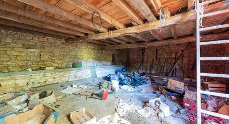 SECTEUR GOURDON - Dans un enclos de 990 m², Maison en état de gros oeuvre achevé, grange en pierre et hangar 