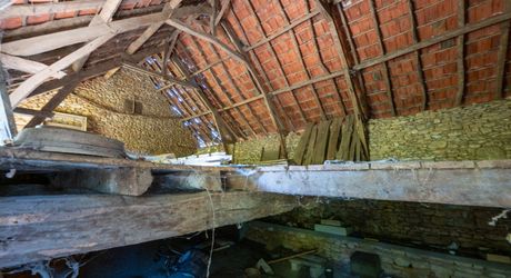 SECTEUR GOURDON - Dans un enclos de 990 m², Maison en état de gros oeuvre achevé, grange en pierre et hangar 