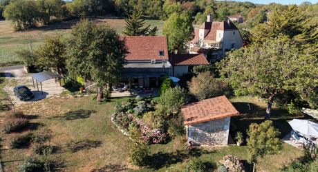 Exclusivité Secteur Gourdon - Magnifique ensemble immobilier de caractère avec dépendances, belle vue et piscine 