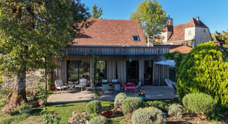 Exclusivité Secteur Gourdon - Magnifique ensemble immobilier de caractère avec dépendances, belle vue et piscine 