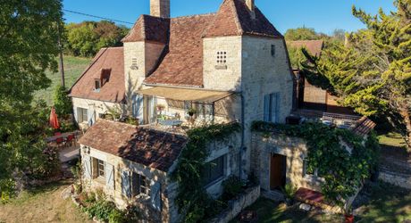 Exclusivité Secteur Gourdon - Magnifique ensemble immobilier de caractère avec dépendances, belle vue et piscine 