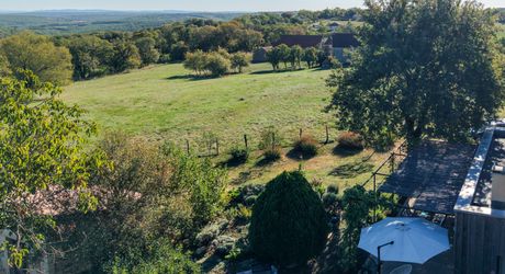 Exclusivité Secteur Gourdon - Magnifique ensemble immobilier de caractère avec dépendances, belle vue et piscine 