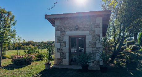 Exclusivité Secteur Gourdon - Magnifique ensemble immobilier de caractère avec dépendances, belle vue et piscine 