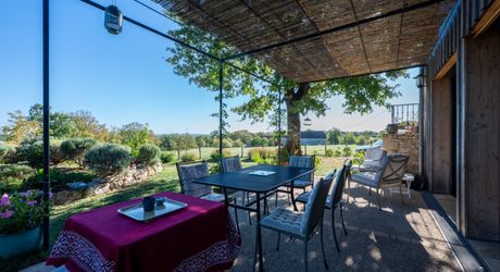 Exclusivité Secteur Gourdon - Magnifique ensemble immobilier de caractère avec dépendances, belle vue et piscine 