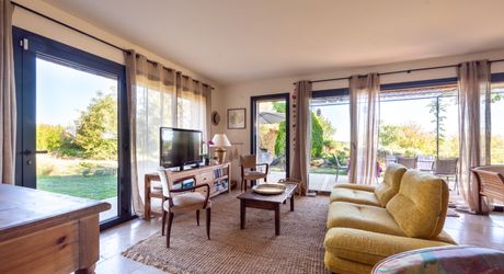 Exclusivité Secteur Gourdon - Magnifique ensemble immobilier de caractère avec dépendances, belle vue et piscine 