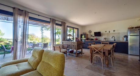 Exclusivité Secteur Gourdon - Magnifique ensemble immobilier de caractère avec dépendances, belle vue et piscine 