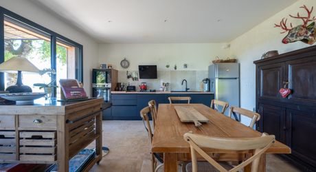 Exclusivité Secteur Gourdon - Magnifique ensemble immobilier de caractère avec dépendances, belle vue et piscine 