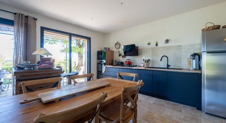 Exclusivité Secteur Gourdon - Magnifique ensemble immobilier de caractère avec dépendances, belle vue et piscine 