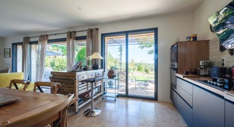 Exclusivité Secteur Gourdon - Magnifique ensemble immobilier de caractère avec dépendances, belle vue et piscine 