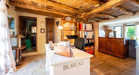 Exclusivité Secteur Gourdon - Magnifique ensemble immobilier de caractère avec dépendances, belle vue et piscine 