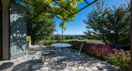 Exclusivité Secteur Gourdon - Magnifique ensemble immobilier de caractère avec dépendances, belle vue et piscine 