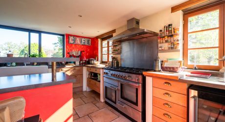 Exclusivité Secteur Gourdon - Magnifique ensemble immobilier de caractère avec dépendances, belle vue et piscine 
