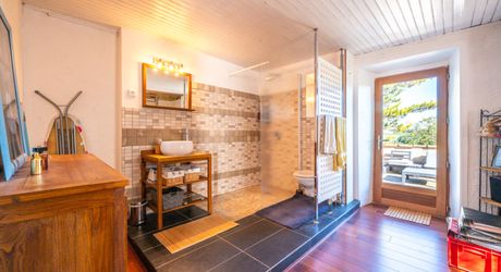 Exclusivité Secteur Gourdon - Magnifique ensemble immobilier de caractère avec dépendances, belle vue et piscine 