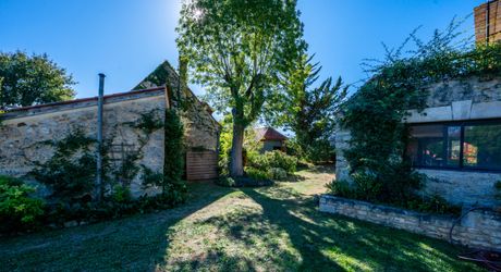 Exclusivité Secteur Gourdon - Magnifique ensemble immobilier de caractère avec dépendances, belle vue et piscine 