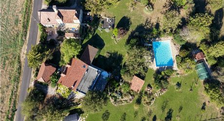 Exclusivité Secteur Gourdon - Magnifique ensemble immobilier de caractère avec dépendances, belle vue et piscine 