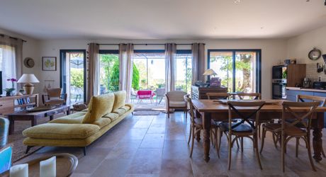 Exclusivité Secteur Gourdon - Magnifique ensemble immobilier de caractère avec dépendances, belle vue et piscine 