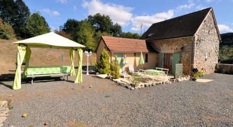 A vendre 20 mn  de Figeac maison de caractère avec gîte, grange et piscine sur environ 1 ha
