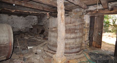  Maison et  granges à rénover, avec terrain  dans un village de caractère