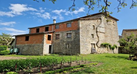 Bâtisse en pierre de 485 m² à rénover – Village médiéval du Lot proche de Figeac