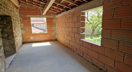 Bâtisse en pierre de 485 m² à rénover – Village médiéval du Lot proche de Figeac