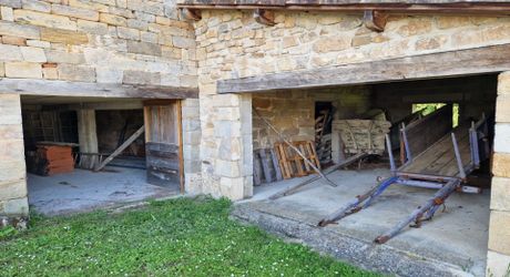 Bâtisse en pierre de 485 m² à rénover – Village médiéval du Lot proche de Figeac