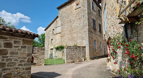 SECTEUR FIGEAC - Bâtisse en pierre de 485 m² à rénover – Village médiéval du Lot proche de FIGEAC
