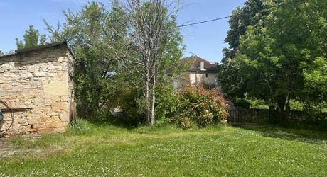 Superbe ensemble en pierres avec terrain et piscine