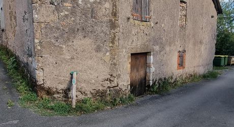 Ensemble en pierres à restaurer à une quinzaine de minutes de Figeac