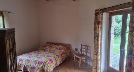 Maison en pierres dans un hameau paisible