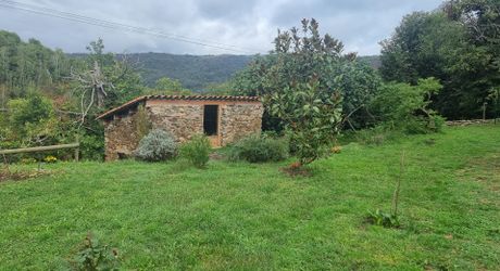 Maison en pierres dans un hameau paisible
