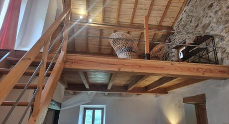 Maison en pierres dans un hameau paisible