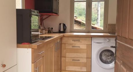 Maison en pierres dans un hameau paisible