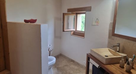 Maison en pierres dans un hameau paisible