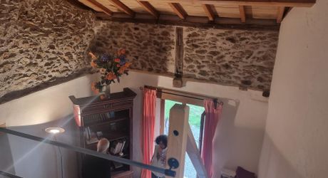 Maison en pierres dans un hameau paisible