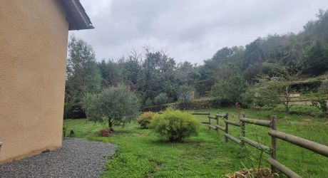 Maison en pierres dans un hameau paisible