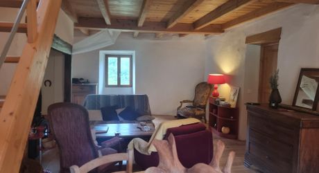 Maison en pierres dans un hameau paisible