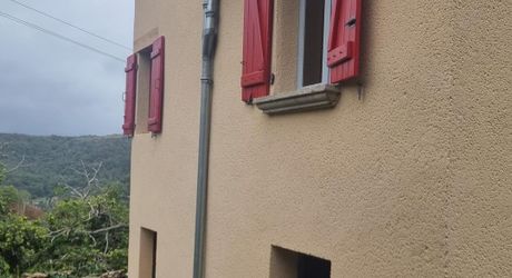 Maison en pierres dans un hameau paisible