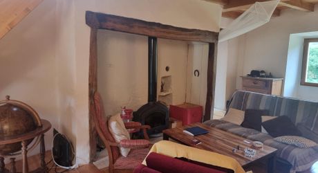 Maison en pierres dans un hameau paisible