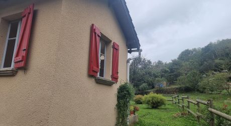 Maison en pierres dans un hameau paisible