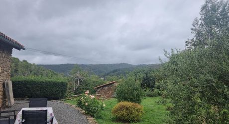 Maison en pierres dans un hameau paisible